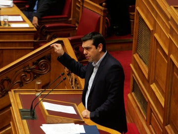  El primer ministro griego, Alexis Tsipras, habla en una sesión del Parlamento en Atenas