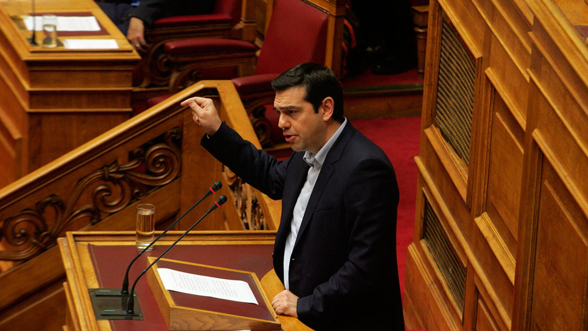  El primer ministro griego, Alexis Tsipras, habla en una sesi&oacute;n del Parlamento en Atenas