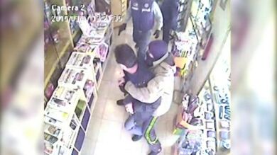 Unos ladrones dan una paliza a un cliente al atracar un estanco en Barcelona