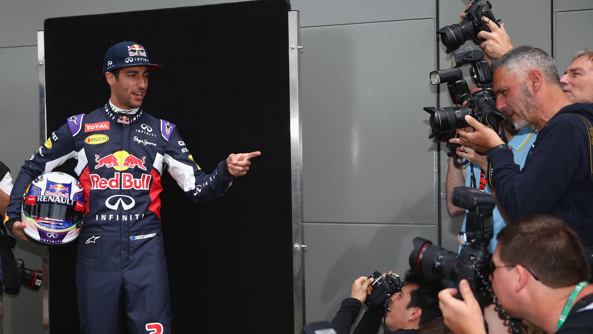 Ricciardo posa para la prensa