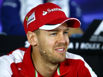 Vettel atiende a los medios