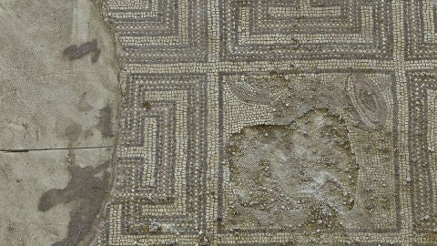 Mosaico romano destrozado en &Eacute;cija