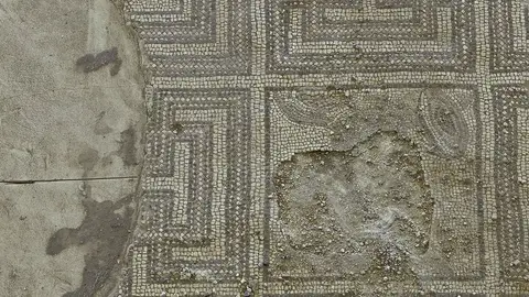 Mosaico romano destrozado en Écija Mosaico romano destrozado en Écija