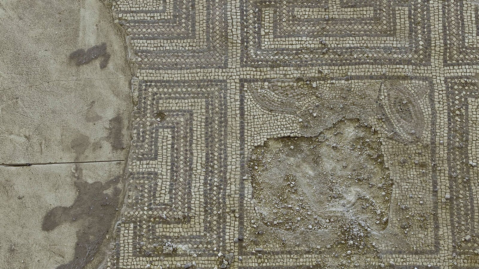 Destrozan un mosaico romano del siglo II en un yacimiento arqueológico en Écija