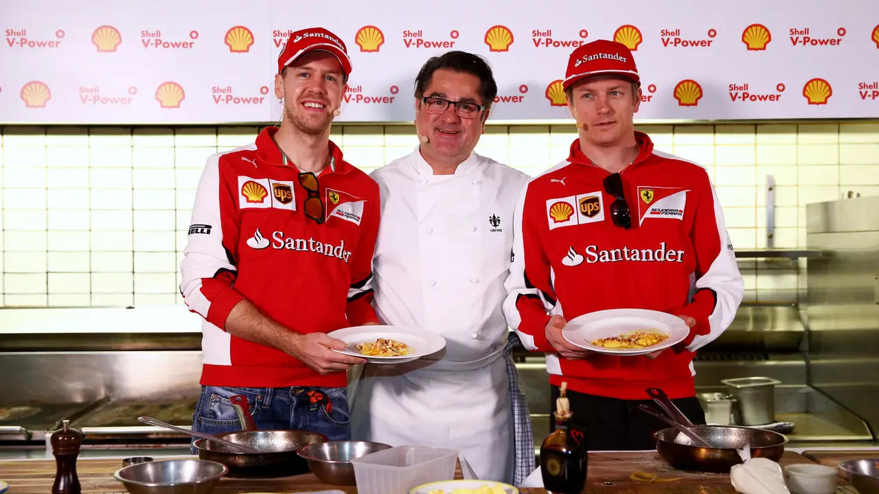 Vettel devuelve la sonrisa a Raikkonen