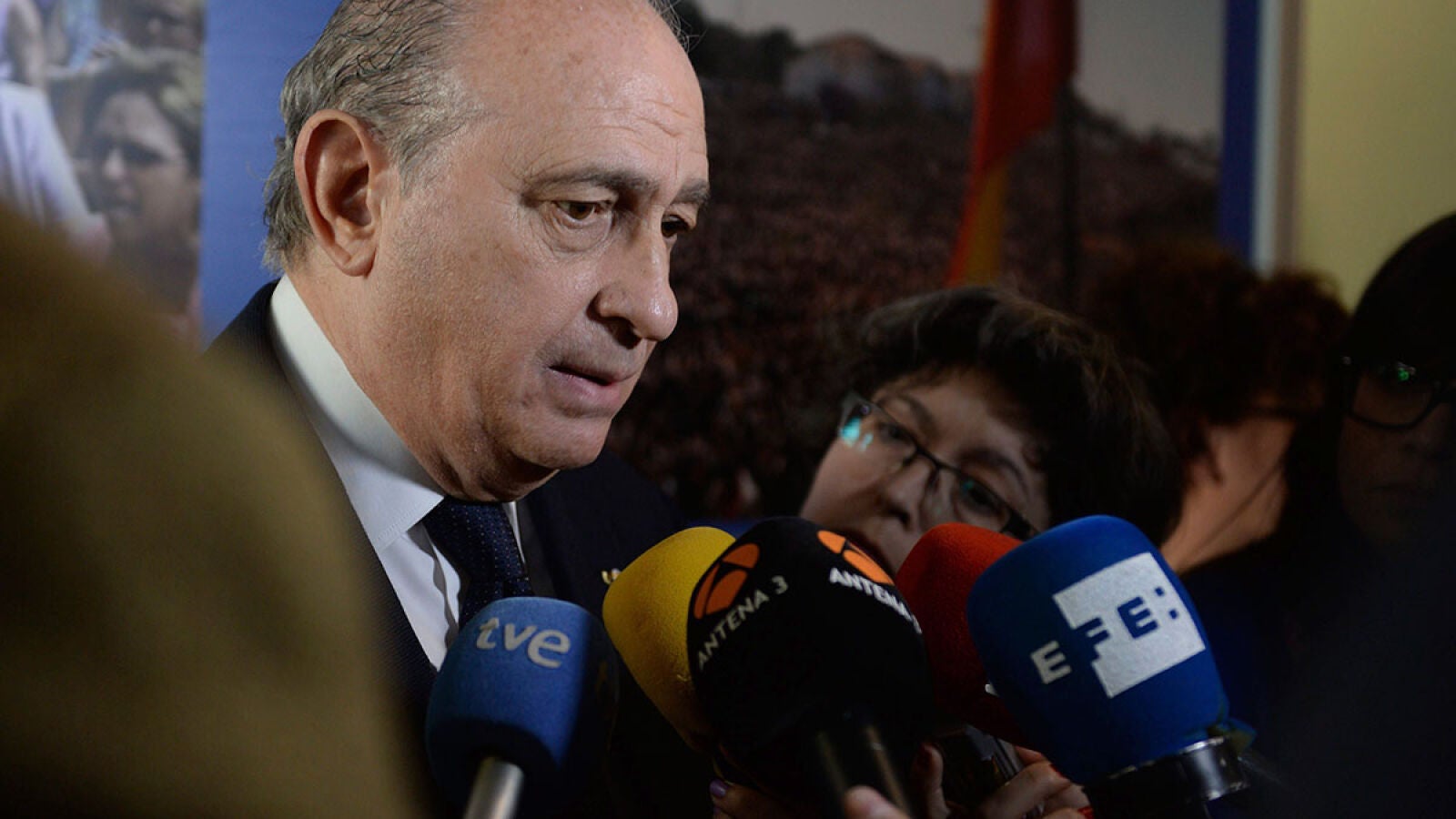 Jorge Fernández Díaz apoya a la Guardia Civil y asegura que se lanzaron pelotas de goma para 