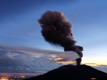 Volcán Turrialba en erupción