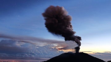 Volcán Turrialba en erupción