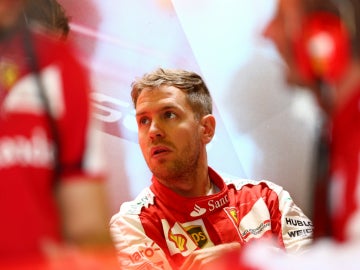 Sebastian Vettel, en el box de Ferrari