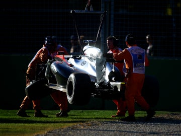 La grúa se lleva el coche de Magnussen