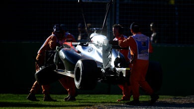 Magnussen estrella el McLaren contra las protecciones en los Libres 2 de Australia