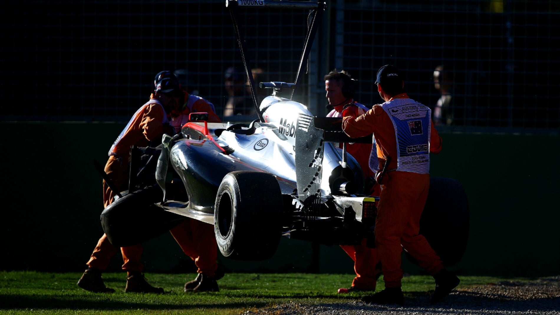 La gr&uacute;a se lleva el coche de Magnussen