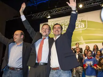Juanma Moreno y Mariano Rajoy en un acto en Granada Juanma Moreno y Mariano Rajoy en un acto en Granada