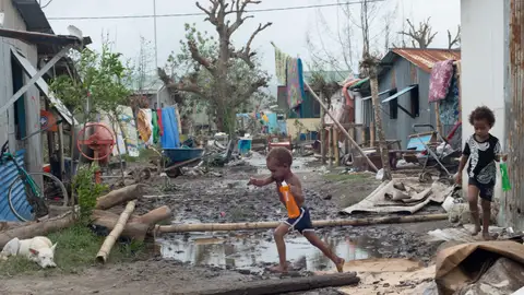 Desolación en Vanuatu tras el paso del ciclón Pam Desolación en Vanuatu tras el paso del ciclón Pam