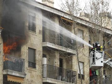 Efectivos del cuerpo de bomberos apagan las llamas de la vivienda 