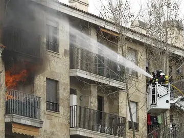 Efectivos del cuerpo de bomberos apagan las llamas de la vivienda Efectivos del cuerpo de bomberos apagan las llamas de la vivienda