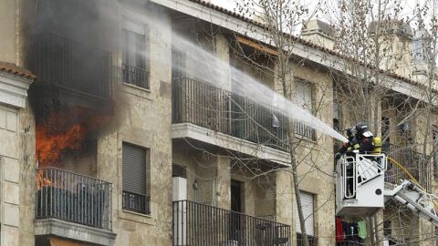Efectivos del cuerpo de bomberos apagan las llamas de la vivienda 