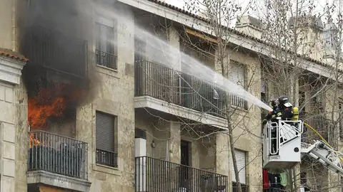 Efectivos del cuerpo de bomberos apagan las llamas de la vivienda Efectivos del cuerpo de bomberos apagan las llamas de la vivienda