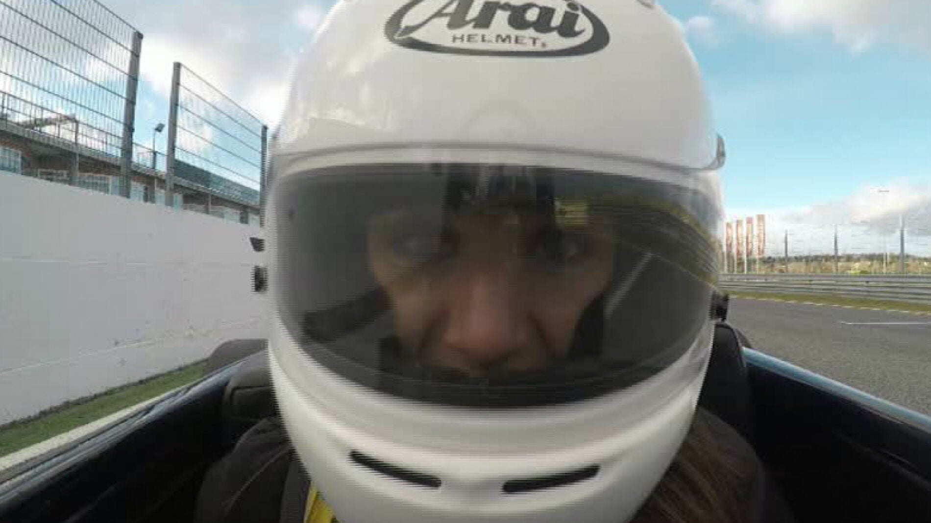 Luc&iacute;a Villal&oacute;n con el casco puesto