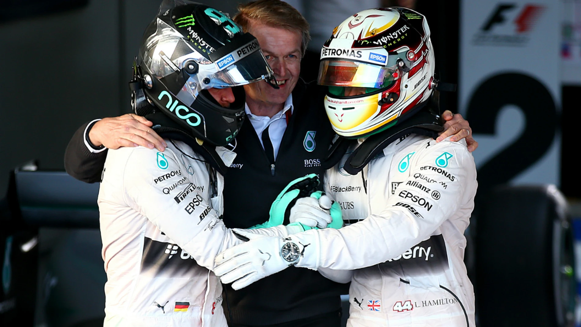 Rosberg saluda a Hamilton