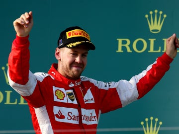 Vettel luce rojo Ferrari en el podio de Australia