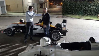 Lobato y De la Rosa llegan a Antena 3 en sus monoplazas para la F1 2015