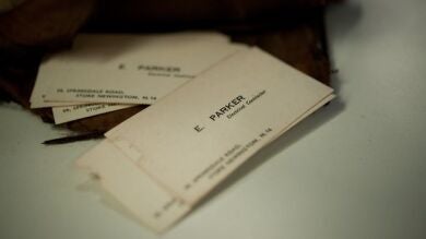 Pierde su billetera y la encuentra intacta 65 años después