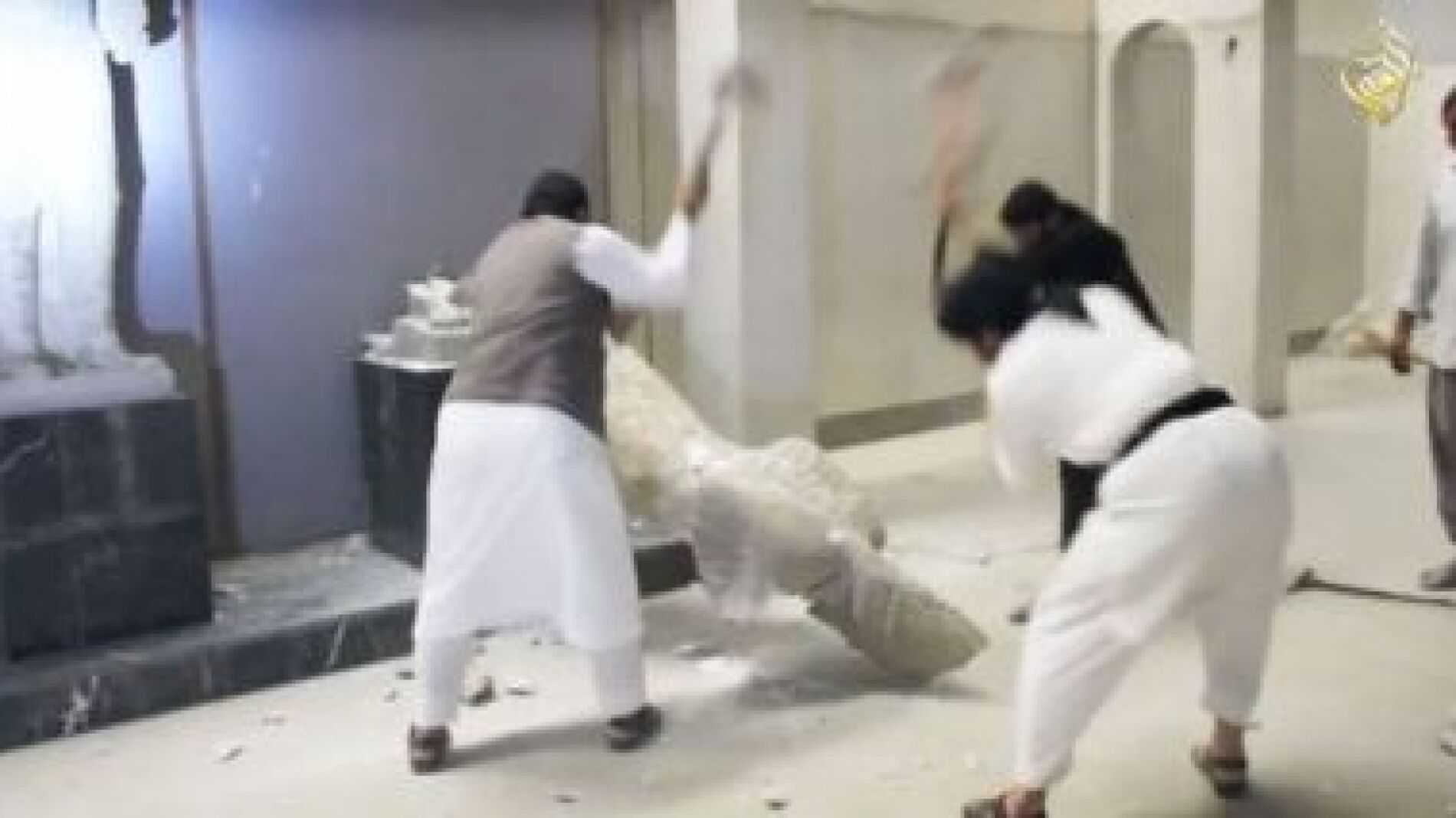 Milicianos de Daesh en su saqueo al Museo de Mosul