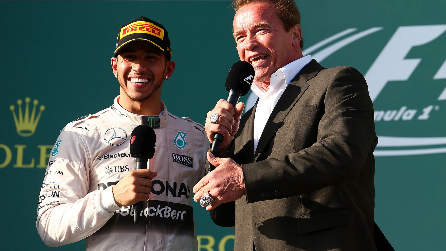 Lewis Hamilton y Schwarzenegger en el podio de Melbourne