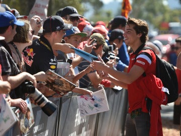 Roberto Merhi en el GP de Australia firmando autógrafos