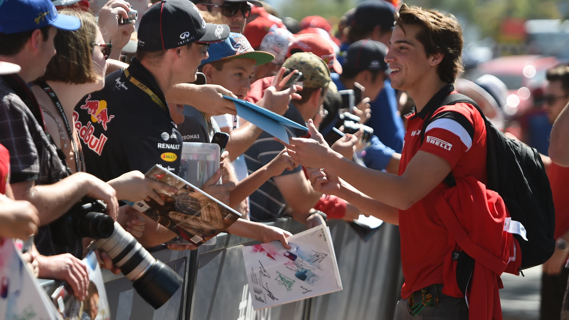 Roberto Merhi en el GP de Australia firmando autógrafos
