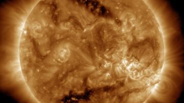 Imagen de dos agujeros polares en el Sol