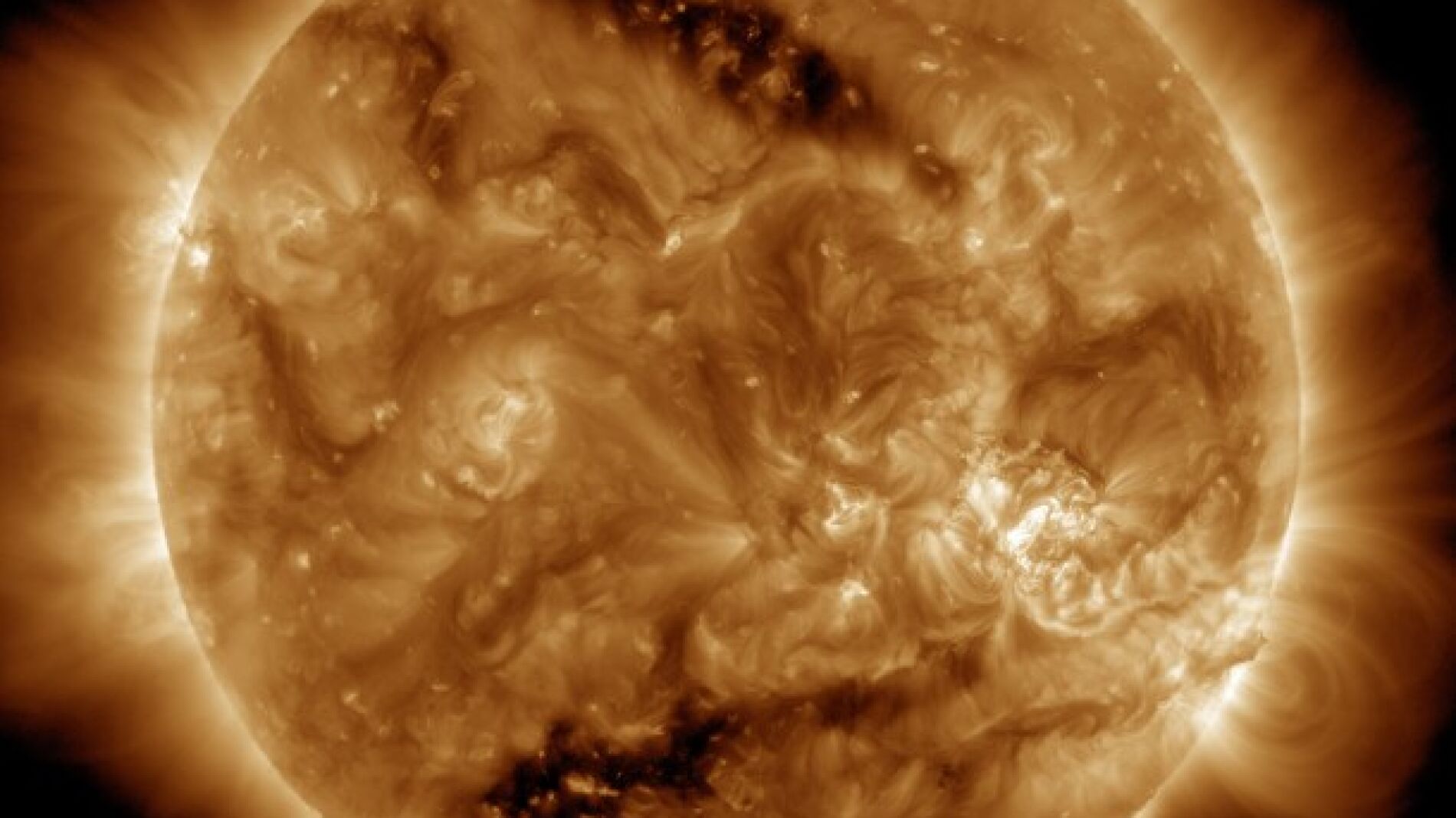 Imagen de dos agujeros polares en el Sol