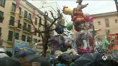 Valencia desafía la lluvia entre multitudinarias visitas a sus fallas