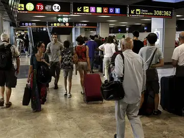 Tráfico denso de viajeros y maletas en el aeropuerto de Madrid Barajas. Tráfico denso de viajeros y maletas en el aeropuerto de Madrid Barajas.