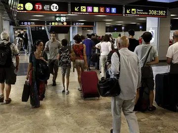 Tráfico denso de viajeros y maletas en el aeropuerto de Madrid Barajas. Tráfico denso de viajeros y maletas en el aeropuerto de Madrid Barajas.
