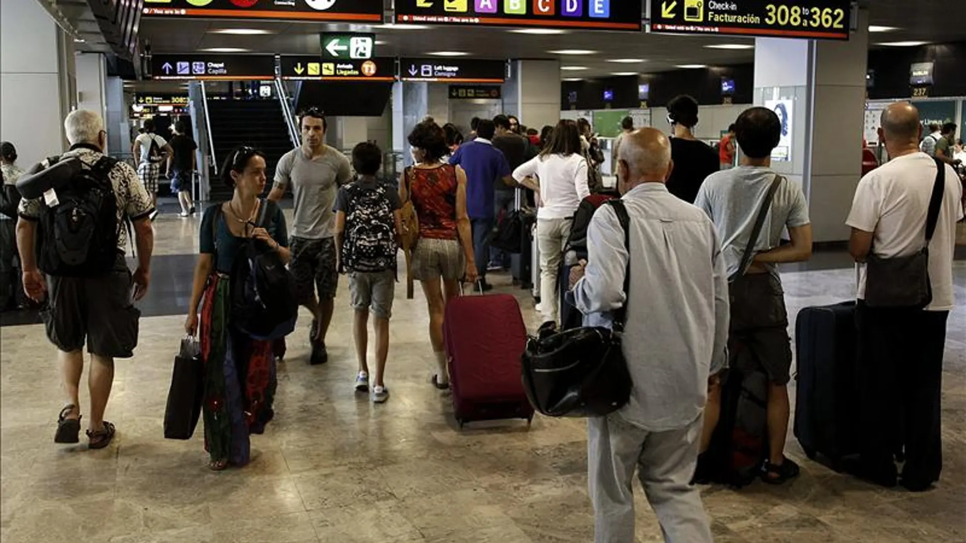 Tráfico denso de viajeros y maletas en el aeropuerto de Madrid Barajas. Tráfico denso de viajeros y maletas en el aeropuerto de Madrid Barajas.