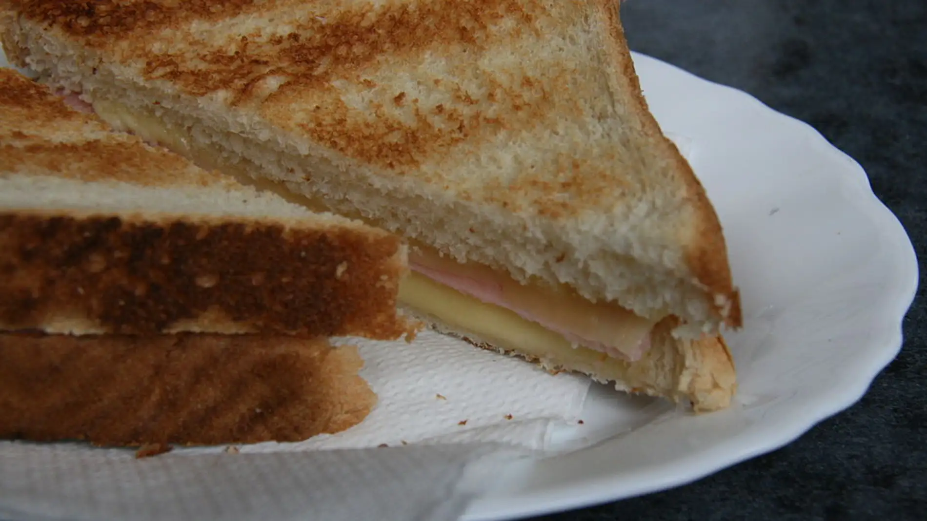 ¿Sandwich mixto? ¿bikini? Llámalo como quieras, entra de cine.