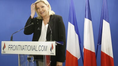 Le Pen ganaría la primera vuelta de las presidenciales francesas, según los últimos sondeos