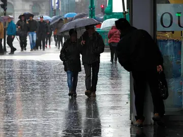 Dos personas pasean bajo la lluvia en San Sebastián Dos personas pasean bajo la lluvia en San Sebastián
