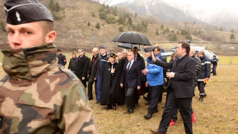 Oficiales franceses en la zona del accidente