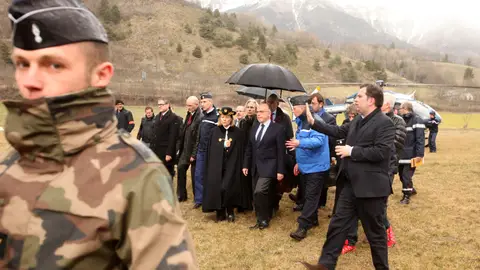 Oficiales franceses en la zona del accidente Oficiales franceses en la zona del accidente