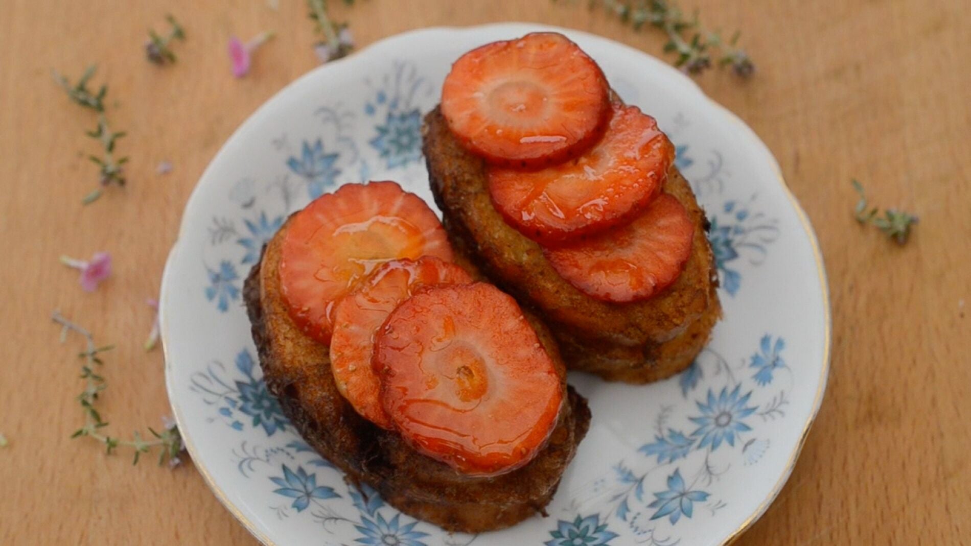 Las torrijas de vainilla con fresas de Bocados Divinos.