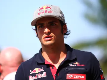 Carlos Sainz camina por el paddock de Malasia Carlos Sainz camina por el paddock de Malasia
