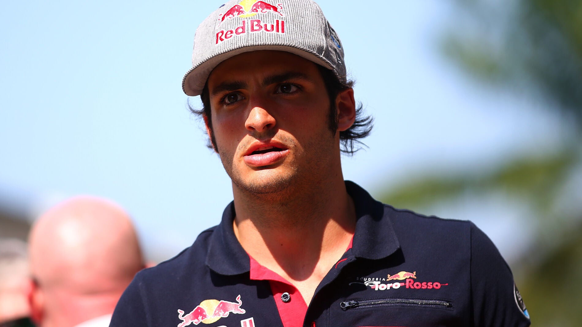 Carlos Sainz camina por el paddock de Malasia
