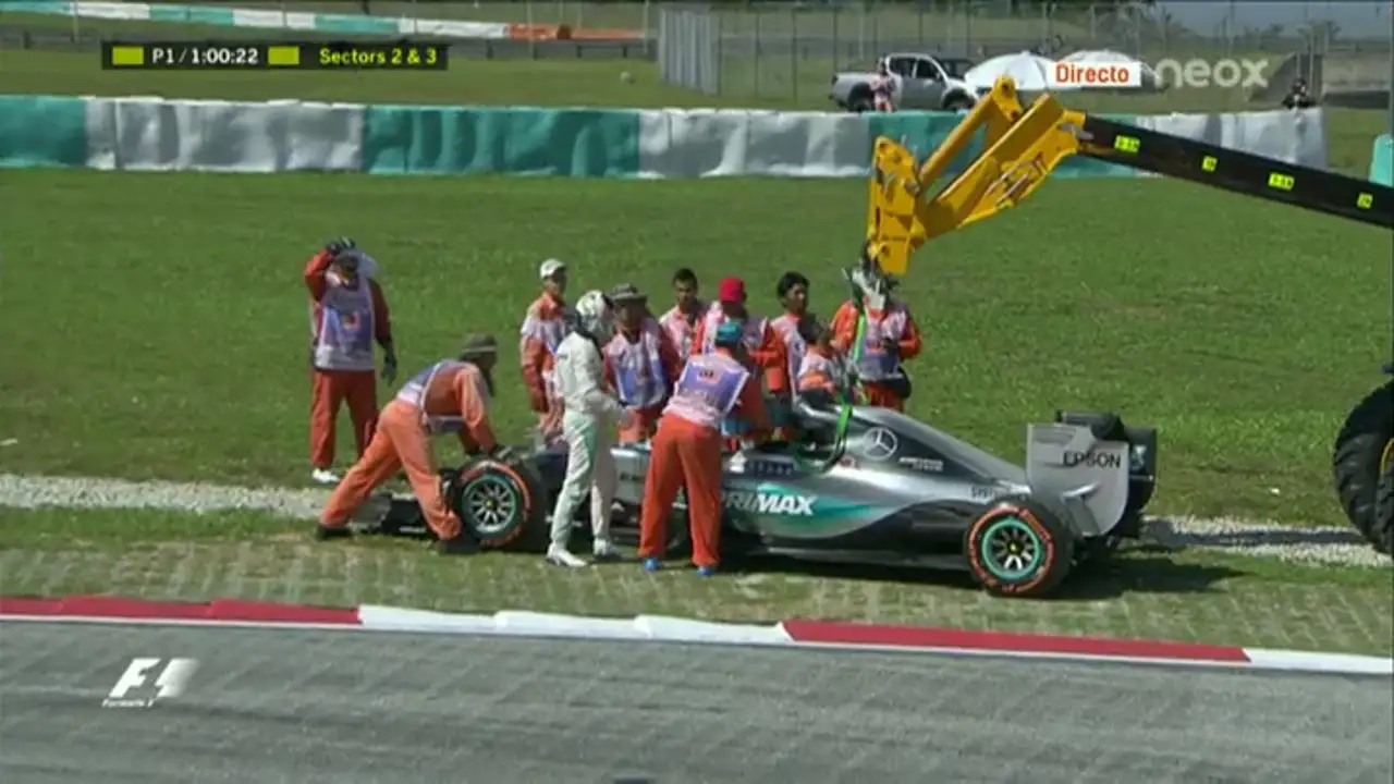Hamilton se queda parado en los Libres 1 de Sepang con problemas de motor