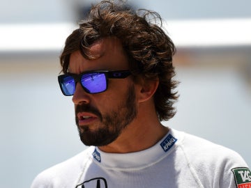 Alonso luce gafas de sol en Sepang