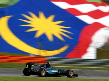 Rosberg rueda por Malasia