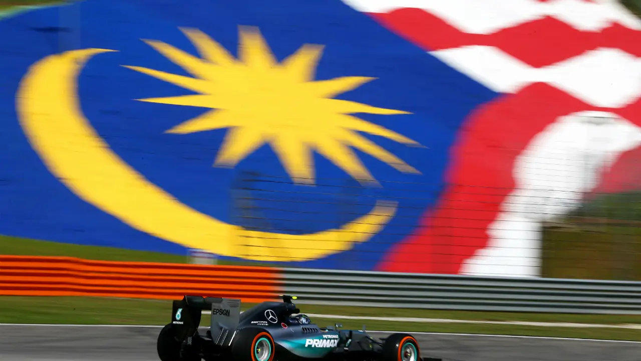 Alonso debuta en el McLaren-Honda con Rosberg mandando en los Libres 1 de Malasia