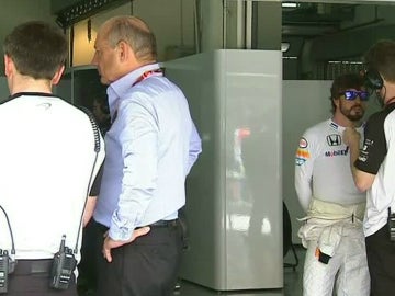 Alonso y Ron Dennis guardan las distancias